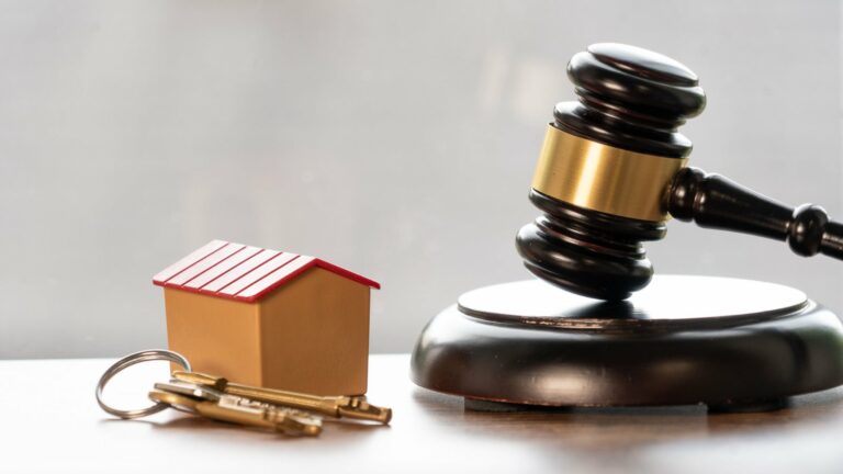 Clés de logement et marteau de justice : arnaque au faux bail
