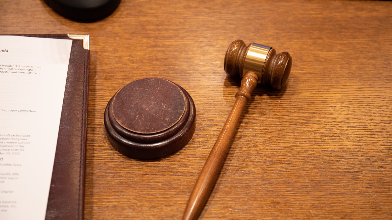 Marteau de justice sur un bureau : concours de la force publique